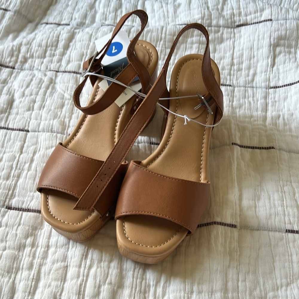Universal Thread size 7 women’s platform sandal